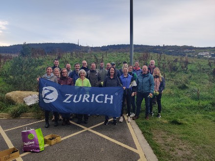 zurich employees volunteering at Fernhill park