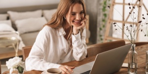 woman on laptop having a coffee