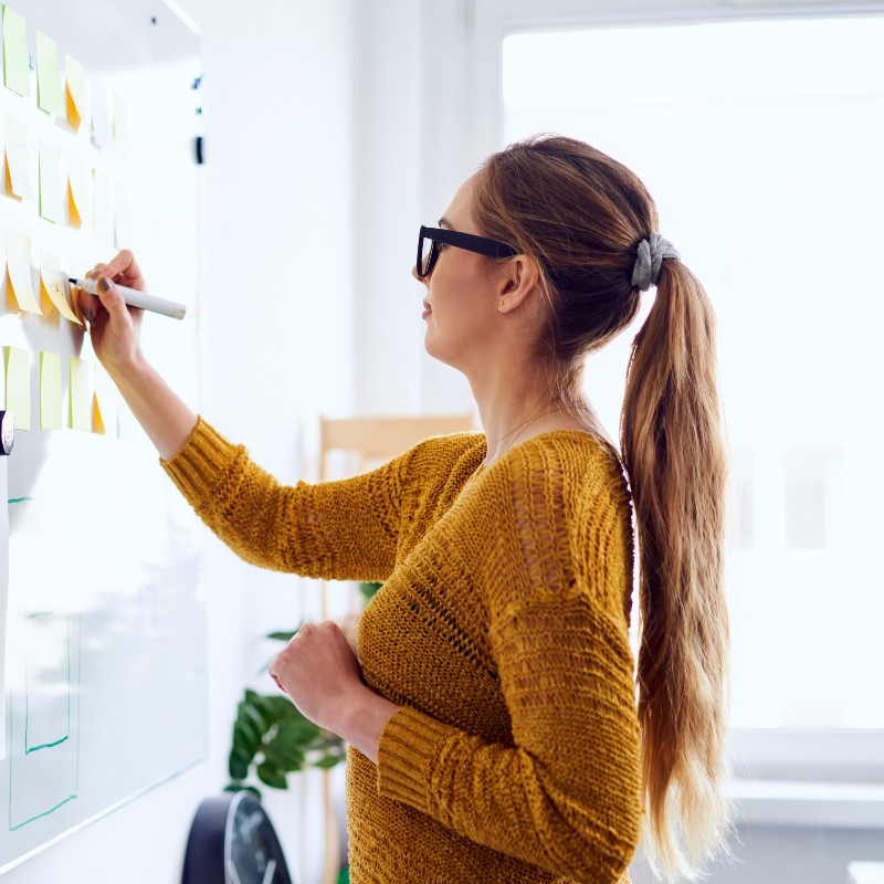 Lady writing on post it notes